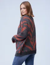 Buzo tejido, marca Joseph A, modelo amplio, con cuello alto y estampado con líneas diagonales color ladrillo sobre fondo gris.