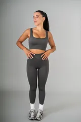 Calza deportiva gris de tiro alto y corte ajustado.