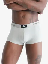Pack de tres bóxers Calvin Klein de corte low rise trunk, con cinturilla elástica con logo de la marca. Incluye un bóxer negro, uno gris y uno naranja.