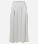 Pollera evasé midi color blanco, confeccionada en viscolino con 30% de lino, con lastex en la parte trasera de la cintura y forro interno.