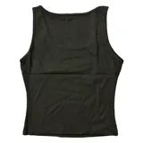 Musculosa negra ajustada con estampado blanco y gris.