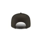 Gorro New Era 9Fifty negro con logo de los Dodgers de Los Ángeles bordado en el frente. Diseño snapback ajustable.