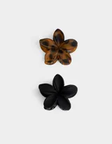 Set de dos broches para el pelo con forma de flor, uno color marrón con manchas negras y otro color negro.