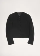 Chaqueta negra de tweed con cuello redondo, cierre frontal con botones plateados, mangas largas con puños abotonados, dos bolsillos de parche frontales y terminaciones deshilachadas.