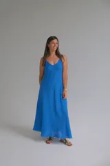 Vestido largo azul con breteles finos y escote en V.