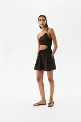 Short marrón de lino con cintura elastizada y cordón ajustable. Presenta pliegues frontales, bolsillos laterales y corte holgado.