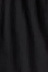 Pantalón negro de corte recto, confeccionado en mezcla de lino y algodón. Presenta cintura elástica con cordón ajustable, bolsillos laterales y bolsillo trasero insertado.
