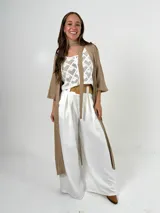 Kimono largo color beige, confeccionado en hilo italiano. Incluye lazo para usar como choker o cinturón.