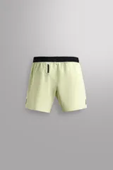 Shorts deportivos color verde oliva confeccionados en tejido técnico ligero y elástico. Cuenta con forro interior, cintura elástica ajustable con cordón, bolsillos laterales, bolsillo de seguridad en espalda con cierre de cremallera, bajo con aberturas laterales y logo estampado en la pierna.