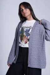 Cárdigan negro de tejido de punto trenzado, sin botones y corte holgado.