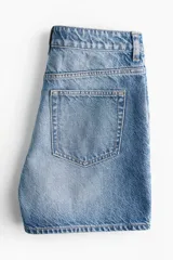 Short de jean celeste de tiro alto, con cinco bolsillos y cierre con botón.