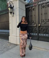 Falda larga de tiro bajo con estampado abstracto en tonos marrones y beige.