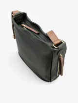 Bandolera de cuero verde oscuro con correa marrón ajustable.