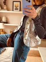 Chaleco de cuero ovino italiano color dorado, con tachas plateadas.