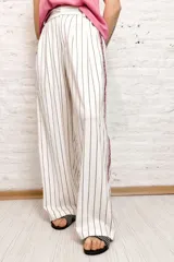Pantalón de corte amplio con rayas verticales, confeccionado en una mezcla de rayón y poliamida.