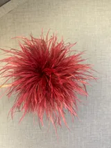 Broche de plumas de avestruz color turquesa.