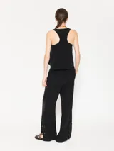 Pantalón negro de satén doble, de pata ancha y cintura elastizada.