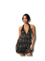 Vestido corto negro con lentejuelas, escote halter y falda escalonada con volantes.