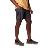 Short color beige con bolsillos laterales tipo cargo con cierre de velcro, bolsillos traseros con cierre de velcro y bolsillo de seguridad con cremallera.