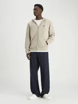 Buzo con capucha y cremallera color rosado, con detalles distintivos de Calvin Klein jeans y corte relaxed.