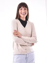 Saco de tejido de punto color beige, con cuello en V y cierre frontal con botones.