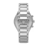 Reloj Maserati Stile con caja de acero inoxidable plateada de 45mm y correa de acero plateada. Tiene movimiento de cuarzo Miyota JS25, cronógrafo, función de fecha, subesferas y cristal mineral resistente. Es sumergible hasta 100 metros.