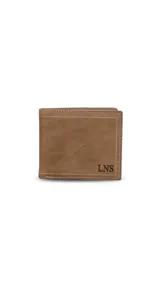 Billetera marrón de cuero con pespuntes gruesos. Interior con doble compartimento para billetes, visor, tarjeteros y bolsillos. Monedero interno con cierre.