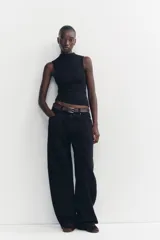 Musculosa marrón con cuello alto.