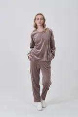 Buzo de terciopelo color marrón, de corte holgado, cuello redondo y manga larga.