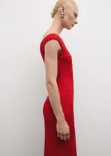 Vestido midi rojo con textura, escote barco, hombros descubiertos y mangas cortas. Diseño entallado con abertura posterior en el bajo.