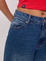 Pantalón de jean azul de pierna ancha.