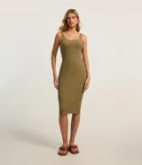 Vestido midi acanalado color celeste, con escote cuadrado y tirantes medios. Confeccionado en algodón sostenible con elastano para mayor comodidad y ajuste.