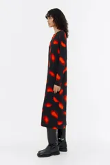 Vestido midi de viscosa con estampado de plumas en tonos rojos y negros, con escote caja y mangas largas.