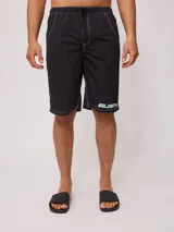 Short de baño negro con cordón ajustable en la cintura, bolsillos laterales y logo de la marca Rusty estampado en la pierna izquierda.