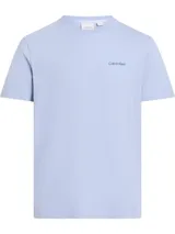 Remera celeste de algodón con cuello redondo y mangas cortas. Presenta el logo de Calvin Klein bordado en el pecho. Corte regular.