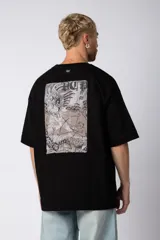 Remera color crudo de corte oversize con estampado pequeño en el centro del pecho.