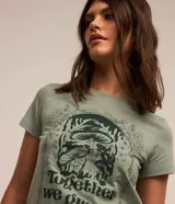 Remera verde con cuello redondo y mangas cortas. Estampa frontal con dibujo de setas y texto "Together we grow everyday".