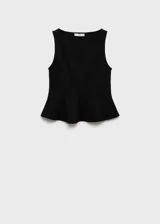 Top blanco con cuello barco y bajo con vuelo.