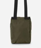 Bolso mini tipo bucket color negro, hecho en poliamida sin estampa. Tiene cierre delantero con tirador y cordón elástico, y tapa con enganche.