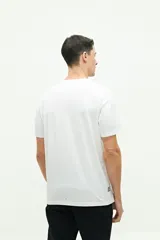 Remera blanca de manga corta con estampado frontal que dice "New York Tennis Club".