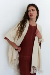 Blusa de lino color terracota, con mangas 3/4 y cuello redondo. Presenta pespuntes a contratono en color blanco.