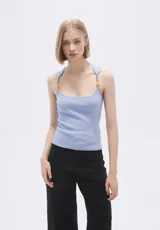 Musculosa celeste de punto canale con cuello recto y tirantes anchos decorados con cuentas de madera.
