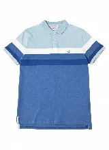 Polo de manga corta con cuello clásico y tapeta de dos botones. Diseño a rayas horizontales en tonos de azul y blanco. Logo bordado en el pecho.