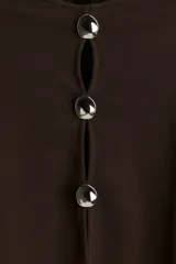 Top corto marrón de punto acanalado fino de algodón, con cuello redondo, mangas largas, ajuste entallado y cierre frontal con tres botones plateados.
