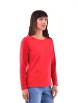 Remera de manga larga color rojo con botones dorados en los hombros.