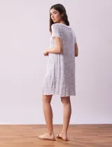 Camisón corto de tejido soft con estampado de rosas azules, escote redondo con ribete gris y mangas cortas.