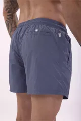 Short de baño color rosa pálido, de corte corto y tiro medio, con cordón de ajuste en la cintura.