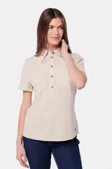 Camisa de lino color beige, de manga corta, con medio botón, dos bolsillos en el pecho y botones metálicos personalizados.