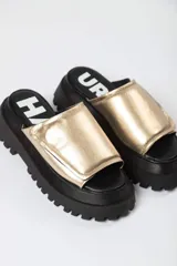 Sandalias negras de cuero sintético con plataforma track.