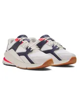 Championes Under Armour Forge 96 LTHR RISSUE, inspirados en 1996, con capellada de cuero blanco, detalles en azul marino y rojo, y suela de goma color caramelo.